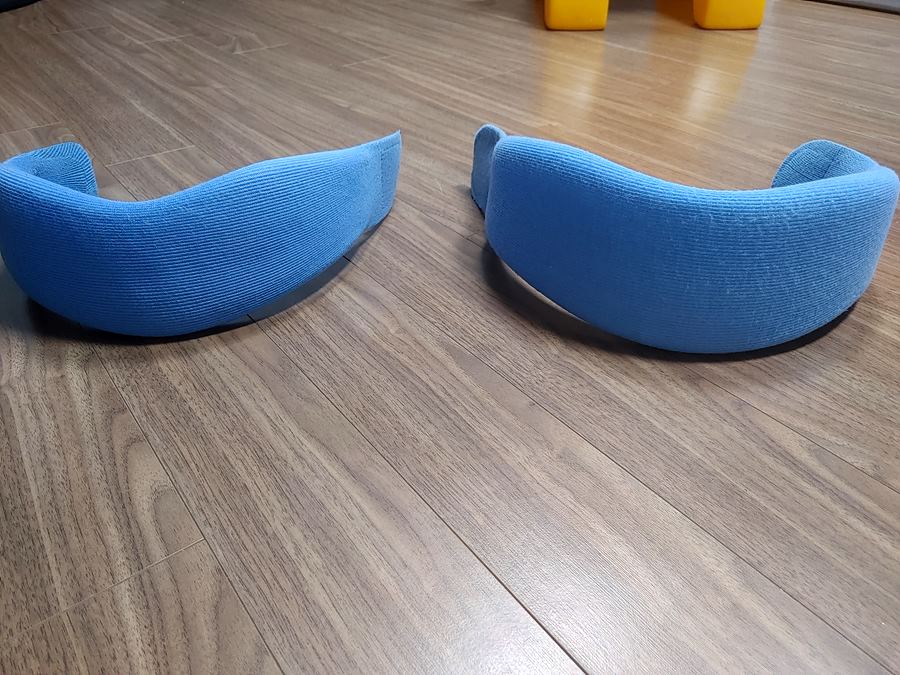 경추 소프트 목 보호대. 왼쪽이 중 사이즈, 오른쪽이 대 사이즈