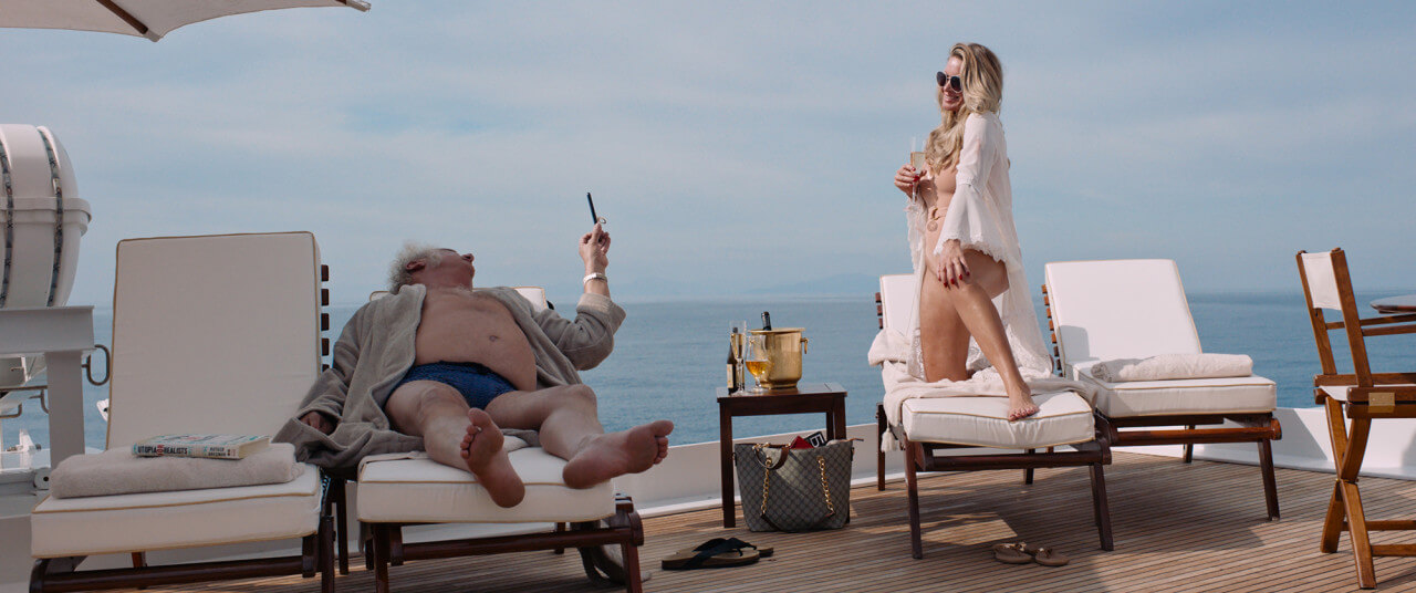 크루즈에서 늙은 러시아 부호가 자신의 여자친구 사진을 찍어주는 모습