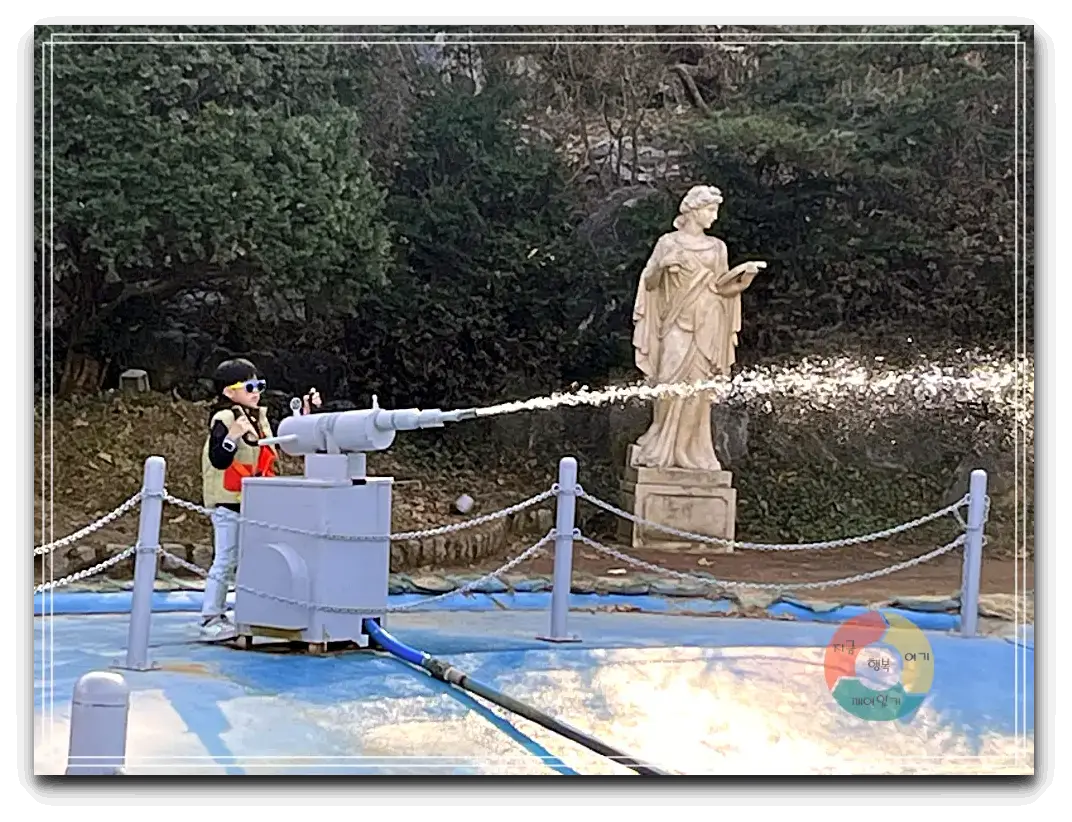 옥토끼우주센터_물대포-그리스조각삭-나무숲