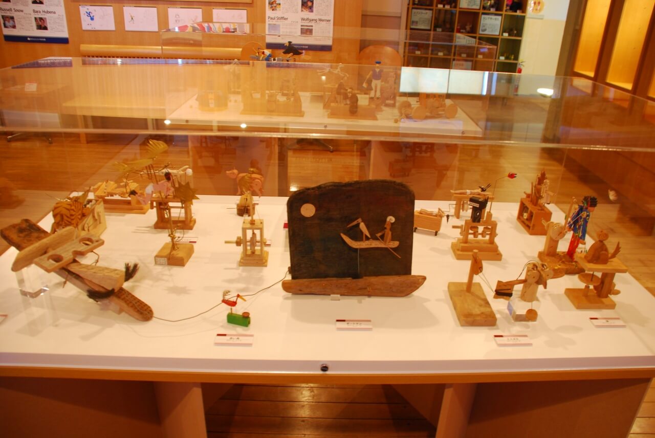 다양한 가라쿠리 장난감들. 박물관은 장난감공방, 장난감병원 등도 갖추고 있다