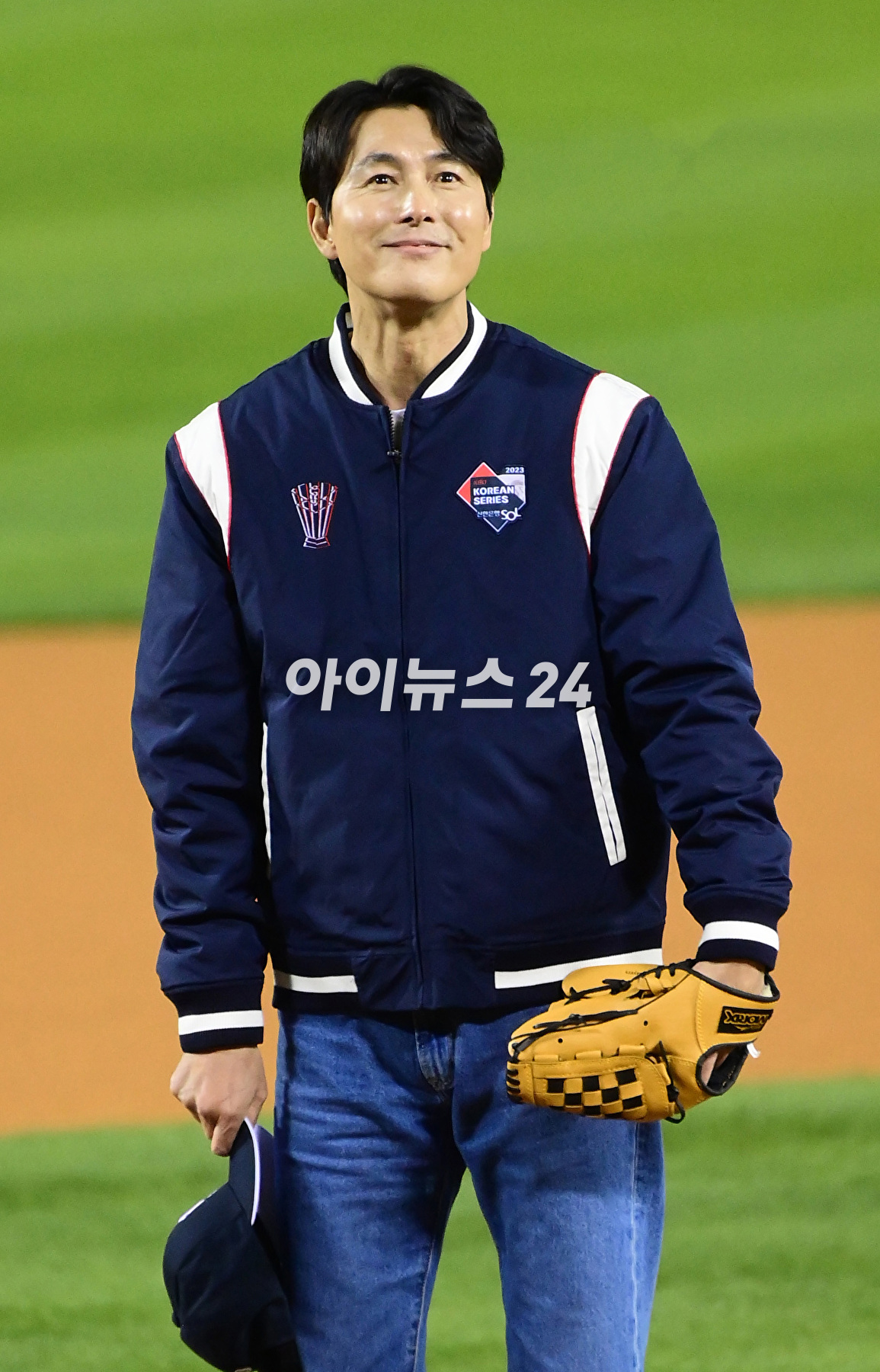 배우 정우성이 8일 오후 서울 잠실야구장에서 열린 '2023 프로야구 KBO리그' 포스트시즌 한국시리즈 2차전 LG 트윈스와 kt 위즈의 경기에서 시구자로 참석하고 있다. [사진=정소희 기자]