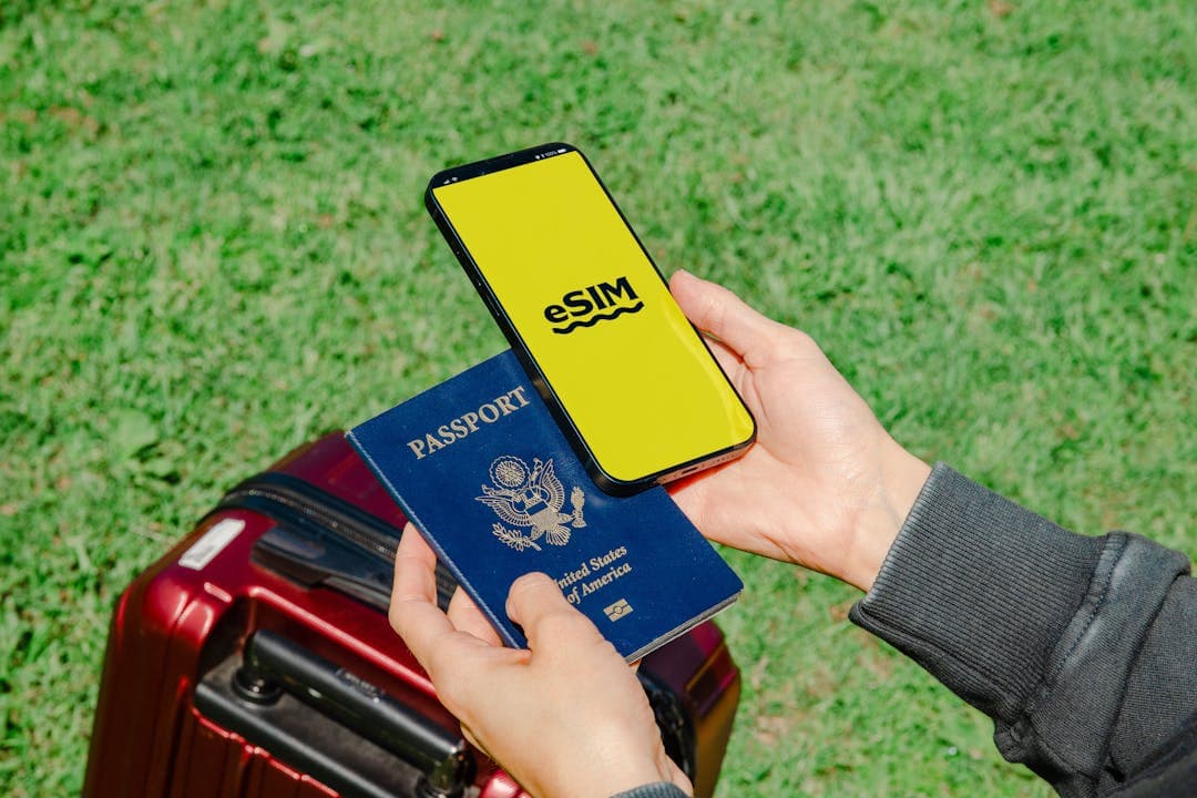 eSIM 설정 화면과 여권을 함께 들고 있는 모습&amp;#44; 통신 보안 여행 대비