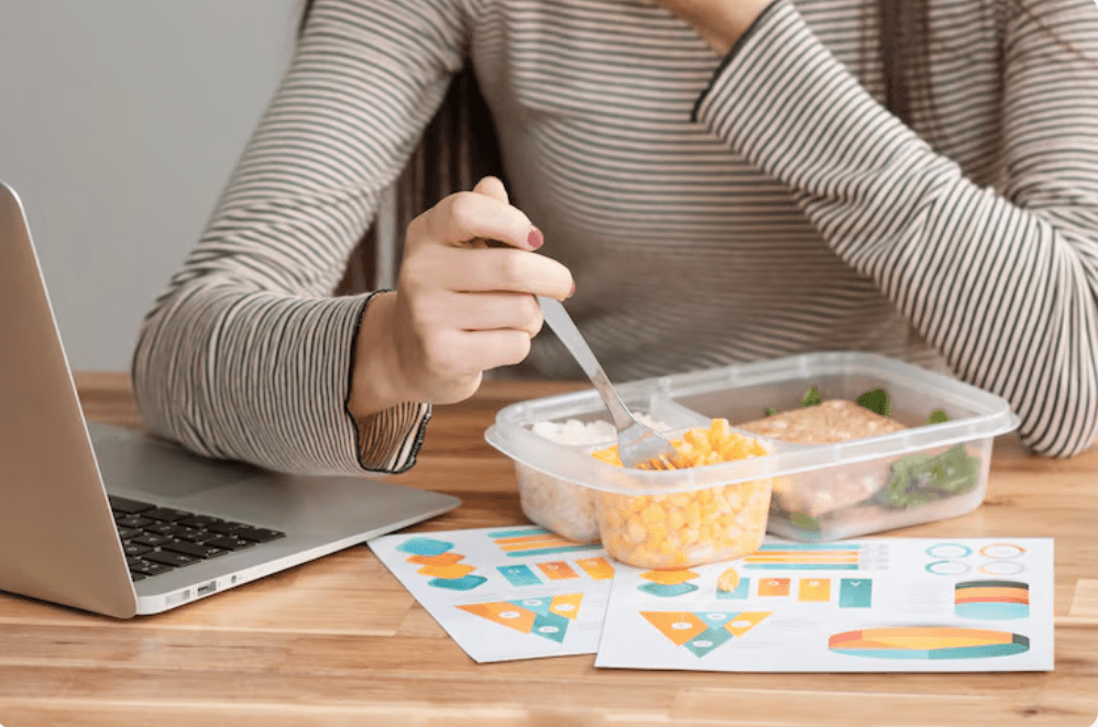 간단한 식습관을 보여주는 모습