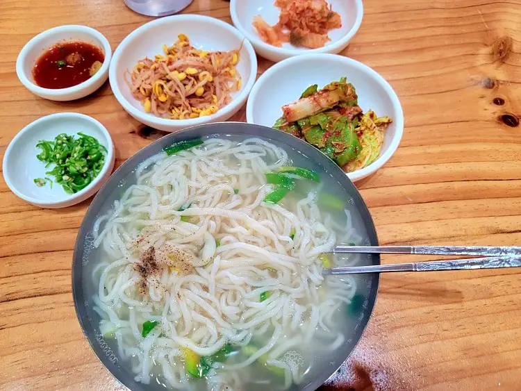 충북 진천 믿고 떠나는 스타 조춘 고향 허영만 백반기행 출연 칼국숫집 손칼국수 맛집 추천