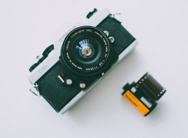 도시 속에서 점점 사라지는 필름 카메라 복원 기술의 세계