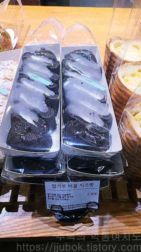 베즐리-송도점-쌀가루-먹물-치즈빵