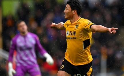 양팔을 벌려 달리는 황희찬