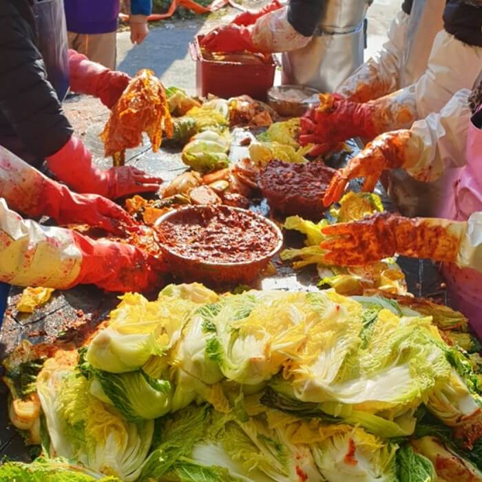 절임배추에-김치-양념을-버무리는-모습