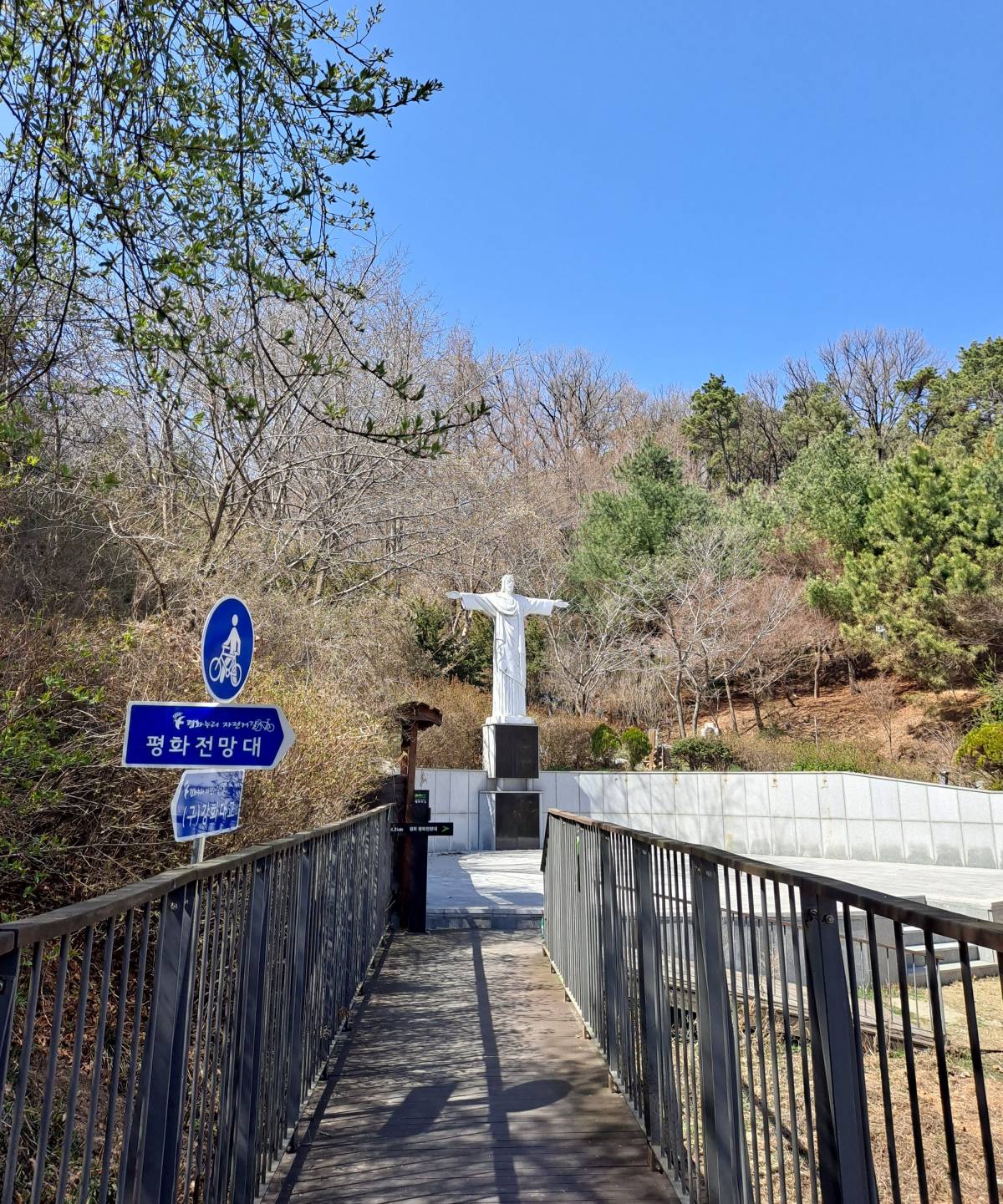 평지로 내려서니 예수상