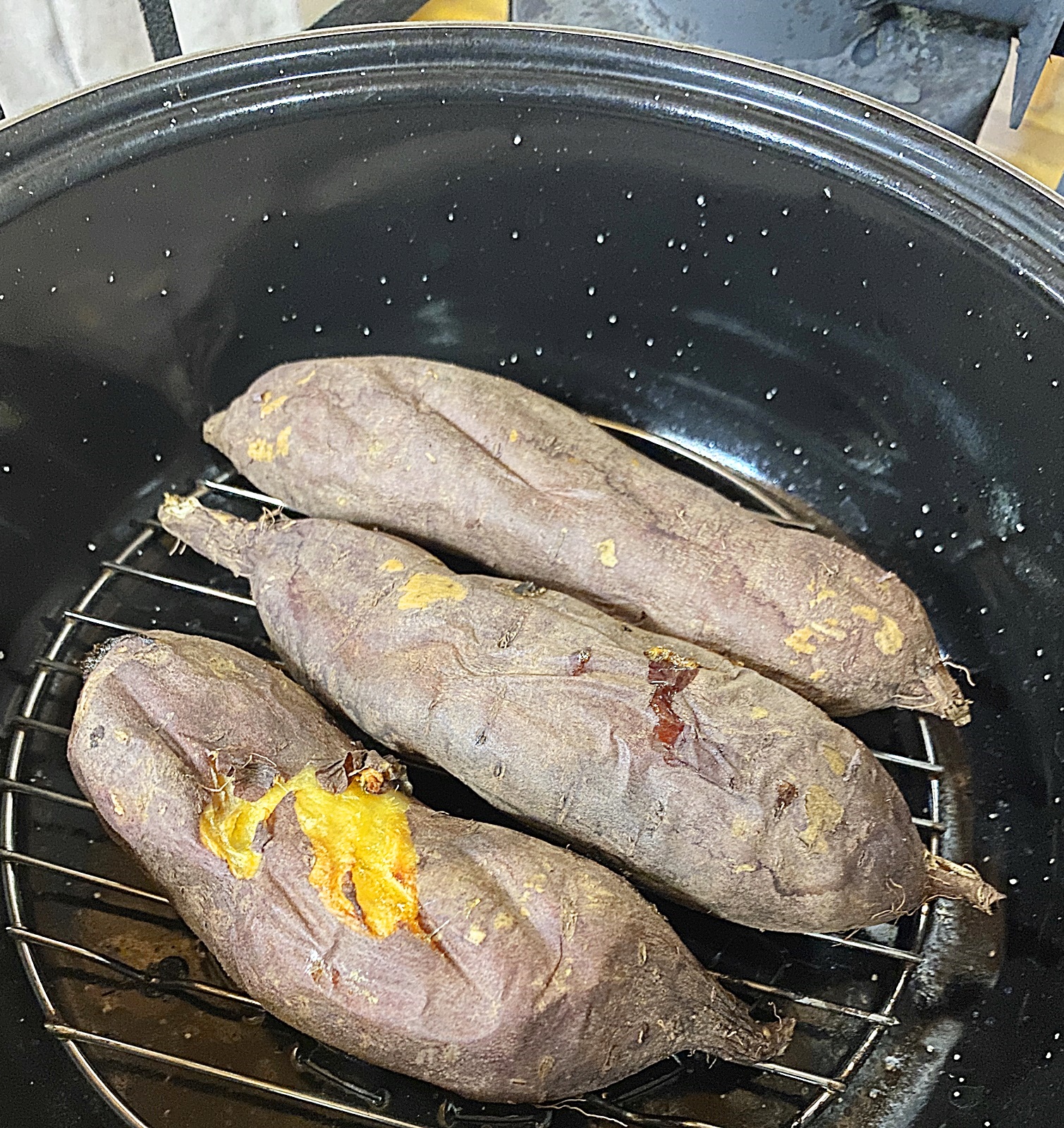 직화구이로 구워진 고구마 1