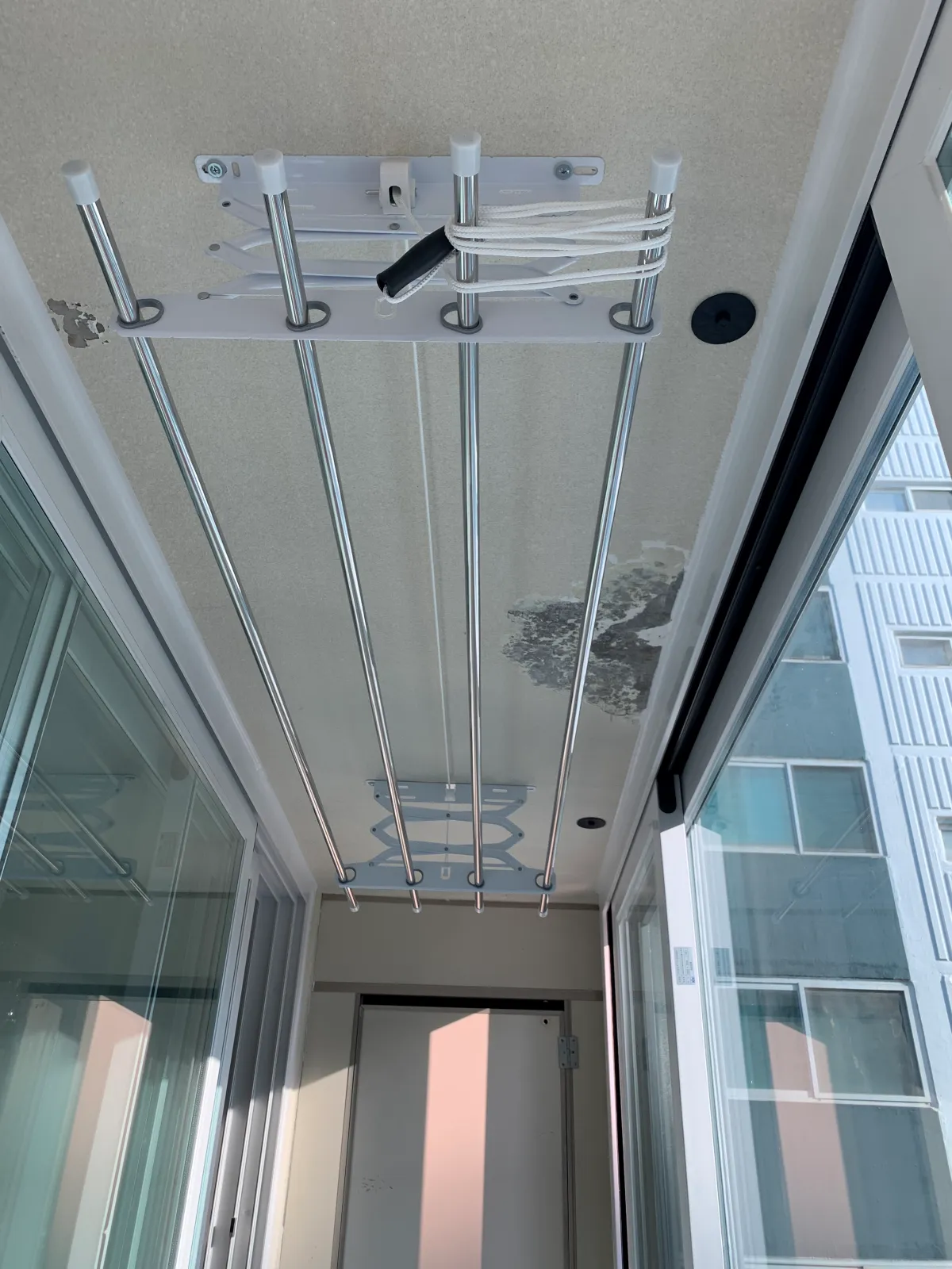 베란다-천장에-빨래건조대