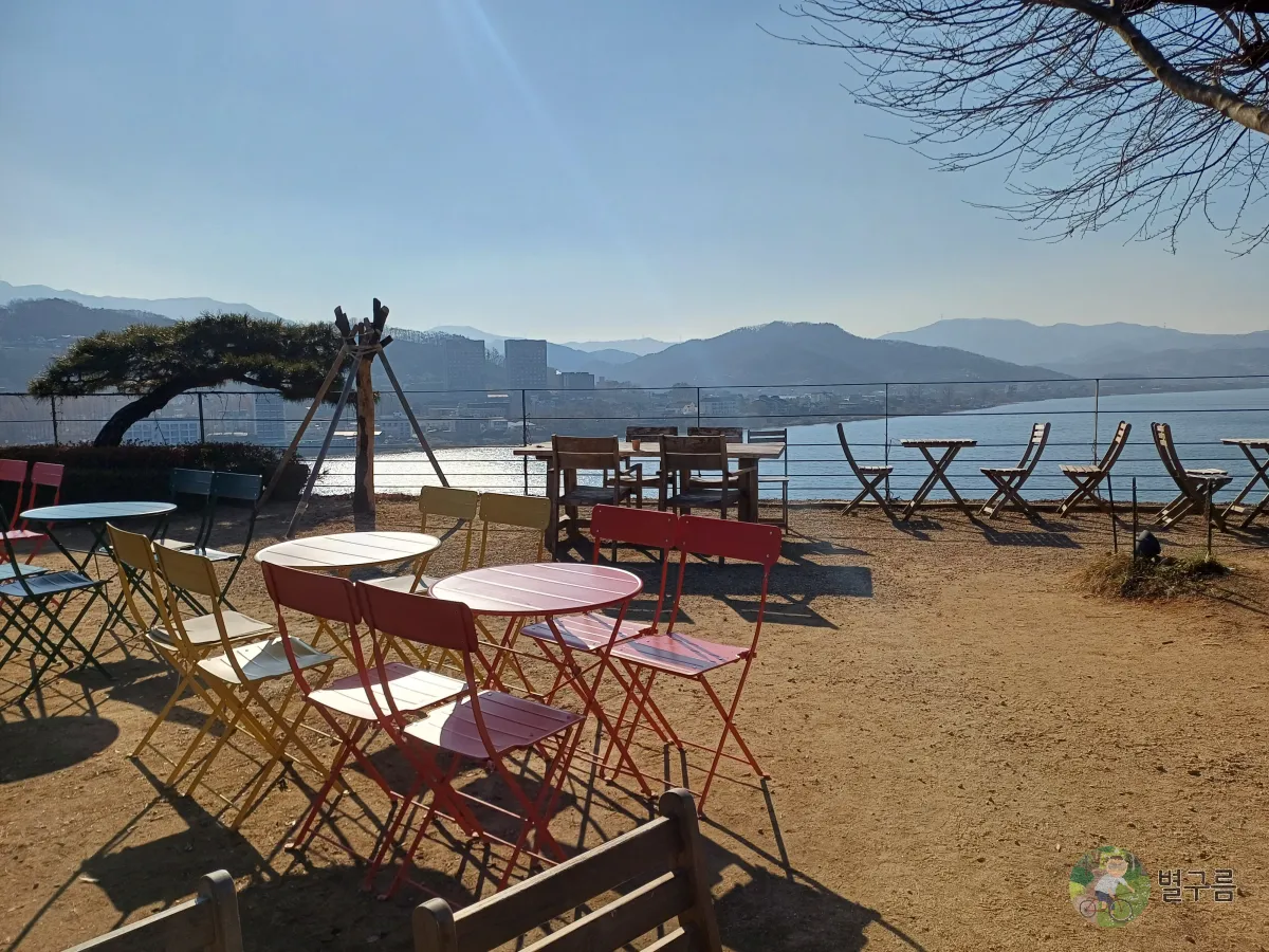 양평-봄-강-멀리 산과 하늘이 보이는 풍경