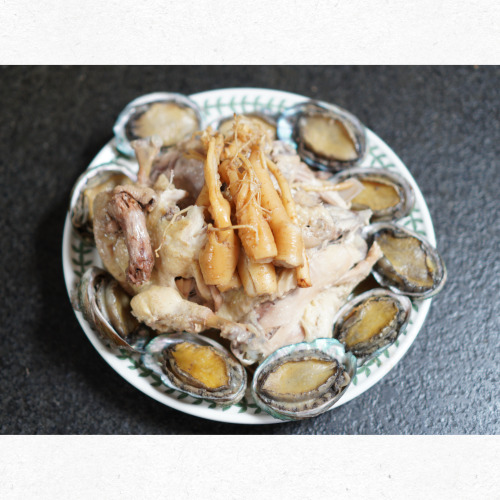 전복과 삼계탕이 만난 보양식