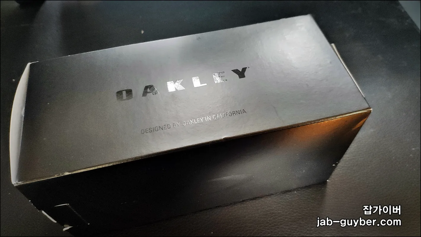 오클리 죠브레이커 변색렌즈 패키지 박스 외관