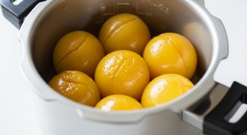 압력밥솥에서 보온 중인 매실