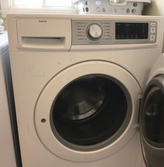 폐가전 무상 수거 신청할 하얀색 세탁기