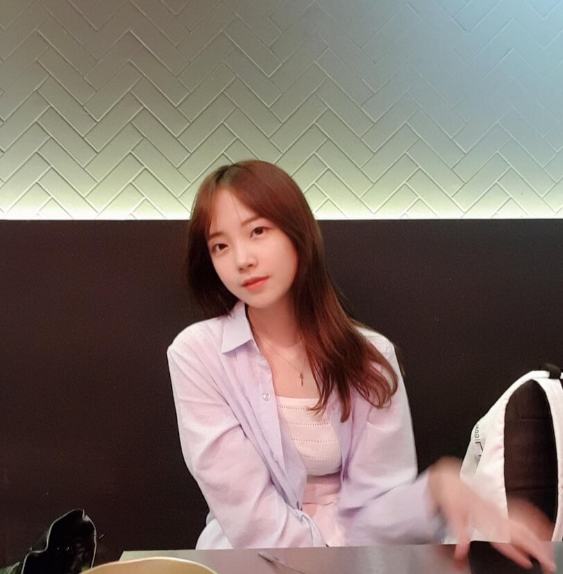 식당에앉아있는-긴머리여성의모습