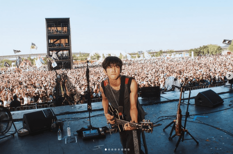 이승윤이 콘서트에서 카메라를 보는 사진