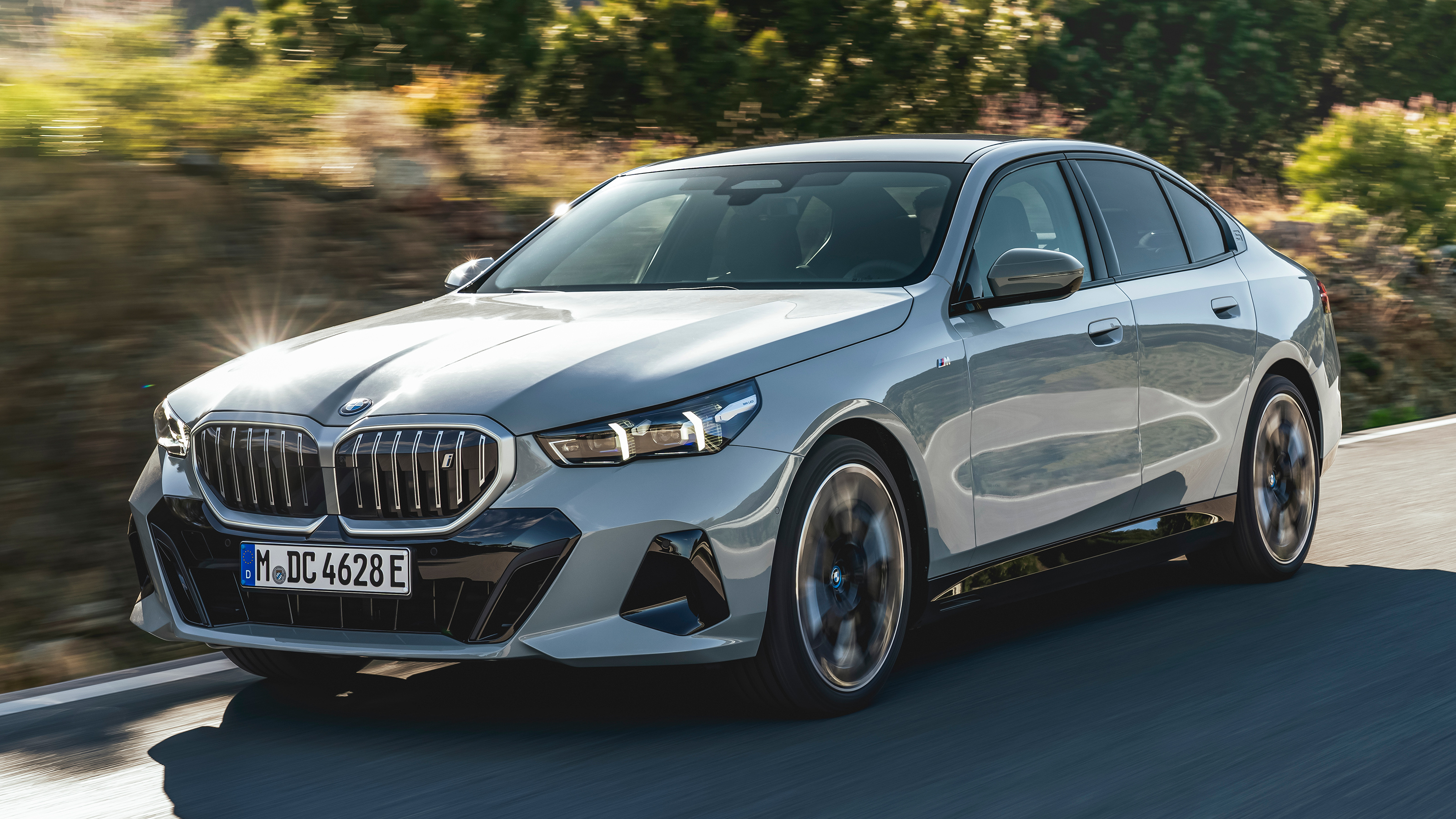 BMW코리아가 메르세데스-벤츠코리아를 제치고 8년 만에 수입차 판매 1위를 탈환했다.