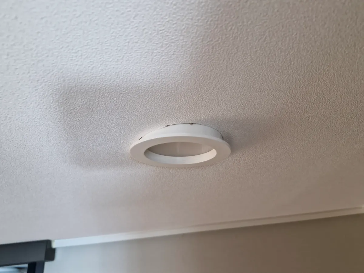 전등이-탈락되어-결합되지-않는-모양