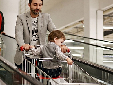 마트-에스컬레이터-타는-사람