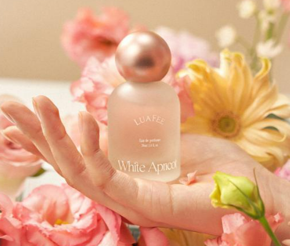 꽃이 가득한곳에 손위에 올려둔 향수