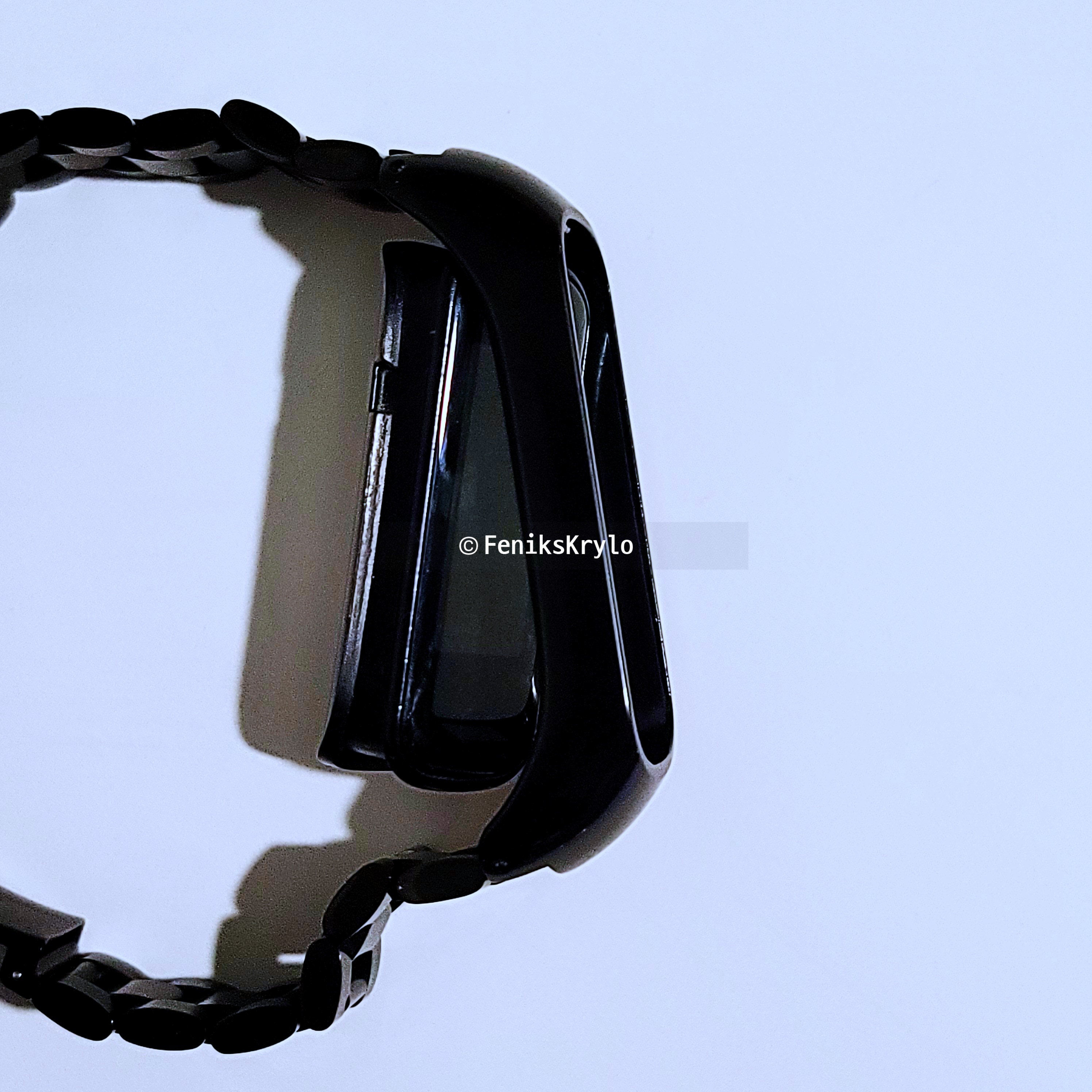 갤럭시핏2-본체를-스트랩에-결합하고-있는-모습이다.