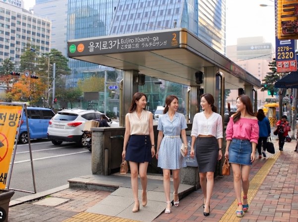 을지로3가 맛집에서 점심을 먹으러 가는 사람들