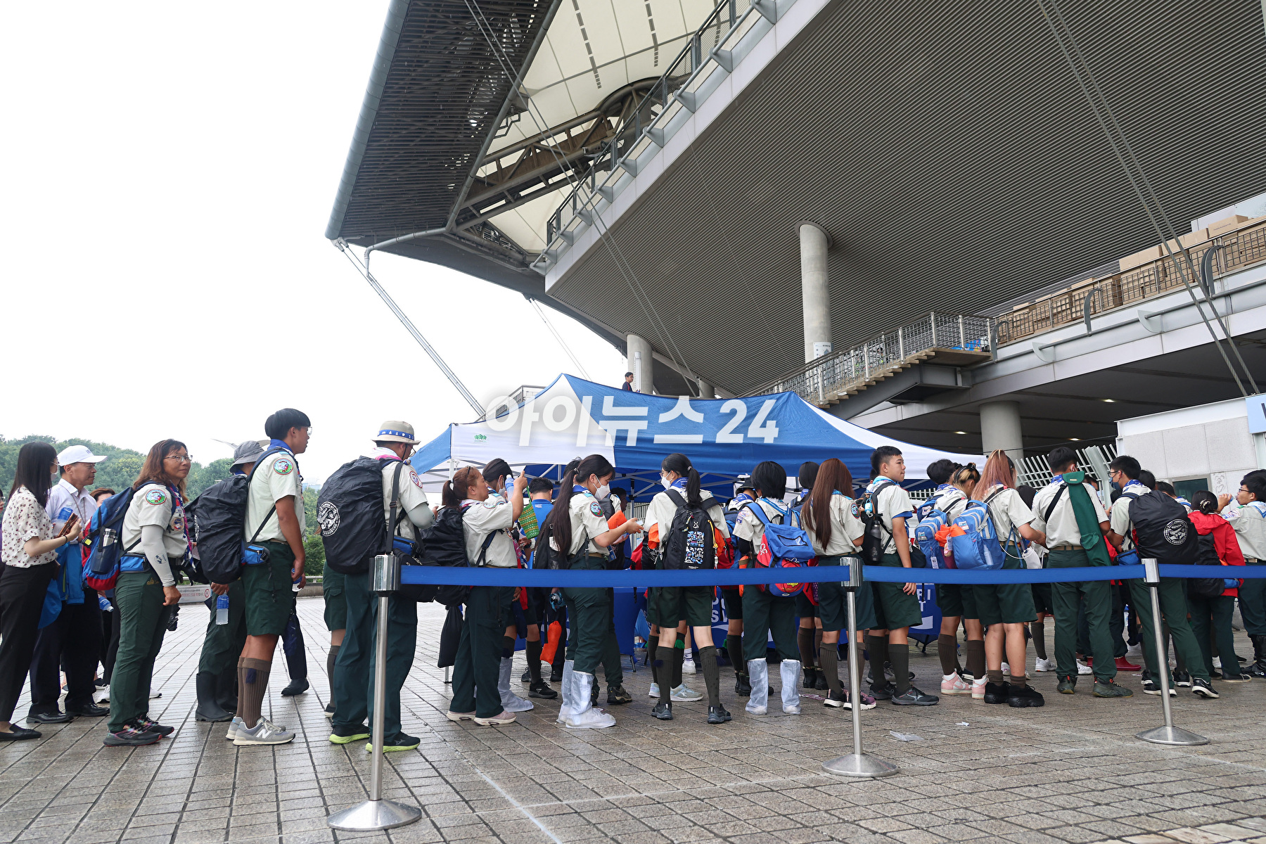 11일 오후 서울 마포구 상암동 서울월드컵경기장에 2023 새만금 세계스카우트 잼버리 폐영식에 참가하는 각국 스카우트 대원들이 도착하고 있다. [사진=사진공동취재단]