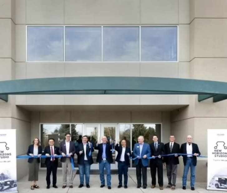 현대차가 계획하고 있는 '걷는 자동차', 현실에 한 걸음 VIDEO: Hyundai share concept of 'walking' car that climbs over tough terrain