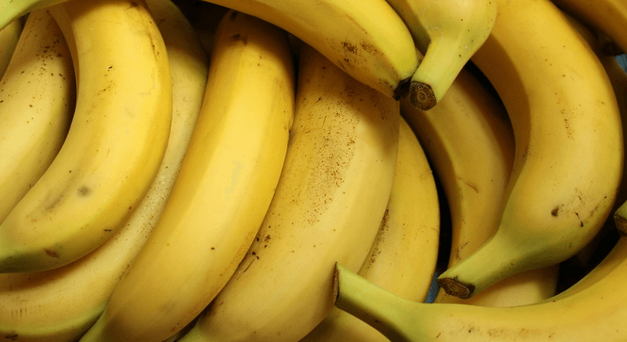 바나나가 쌓여 있다
