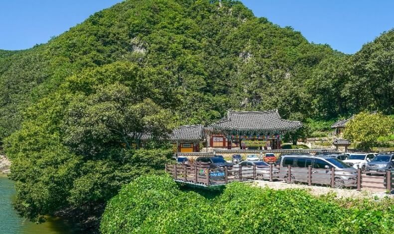 포항 오어사 : 원효와 혜공이 물고기를 대변으로 내보내고 거슬러 올라가는 물고기를 서로 내 물고기라고 하였다는 설화가 있는 사찰