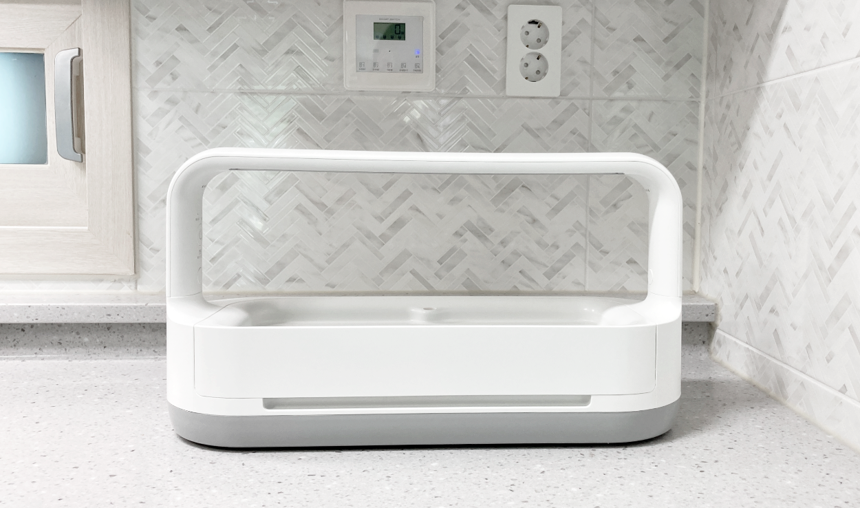 lg 틔운 미니 설치. 벽면에 콘센트가 있고, 전력사용량 측정기가 있다.