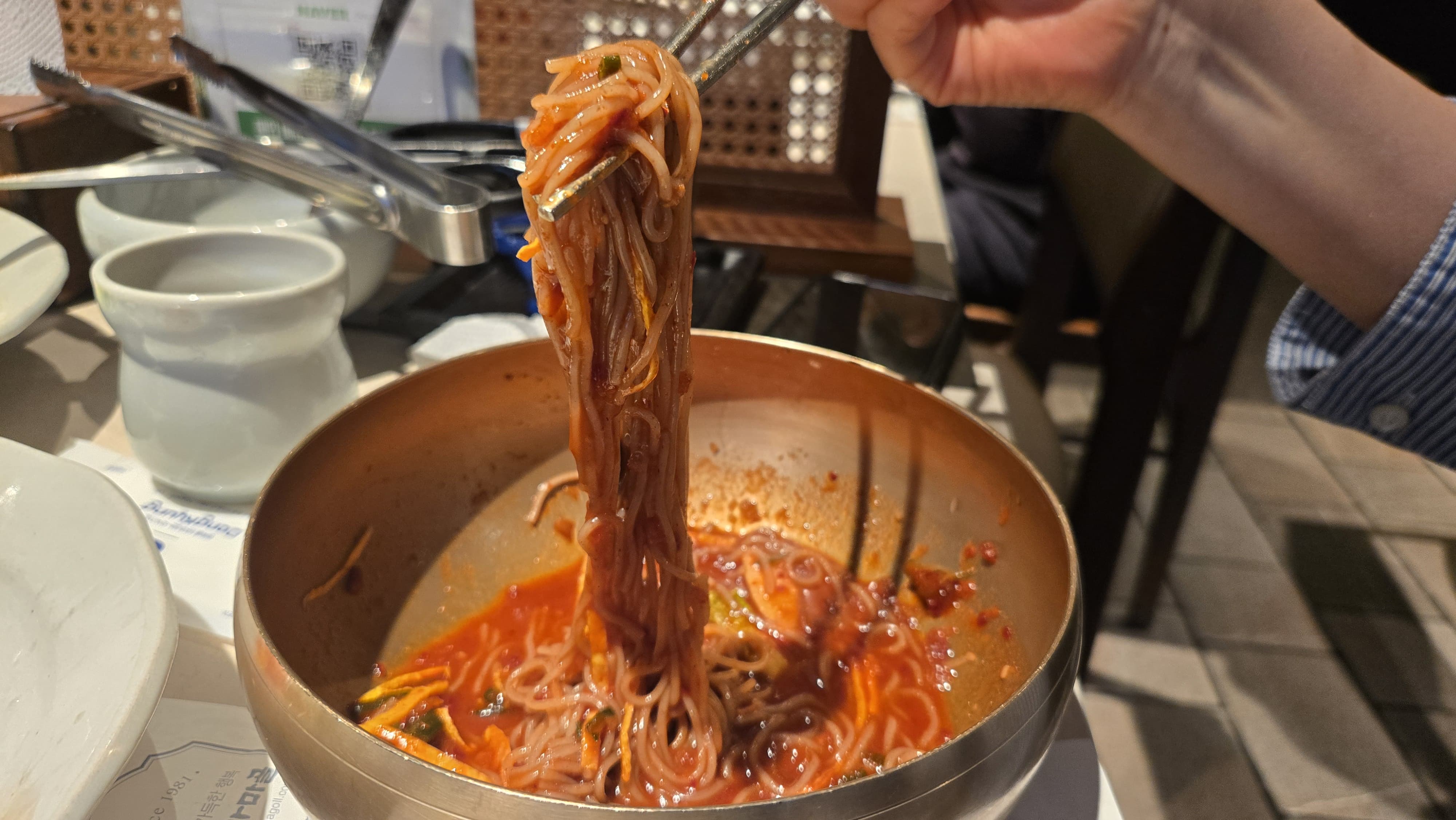 냉면은 면발이 가늘고 시원하면서도 깔끔