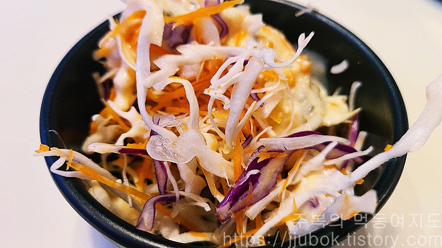 감탄계숯불치킨-밑반찬-샐러드