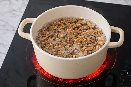 냄비에 물넣고 호두 데치기