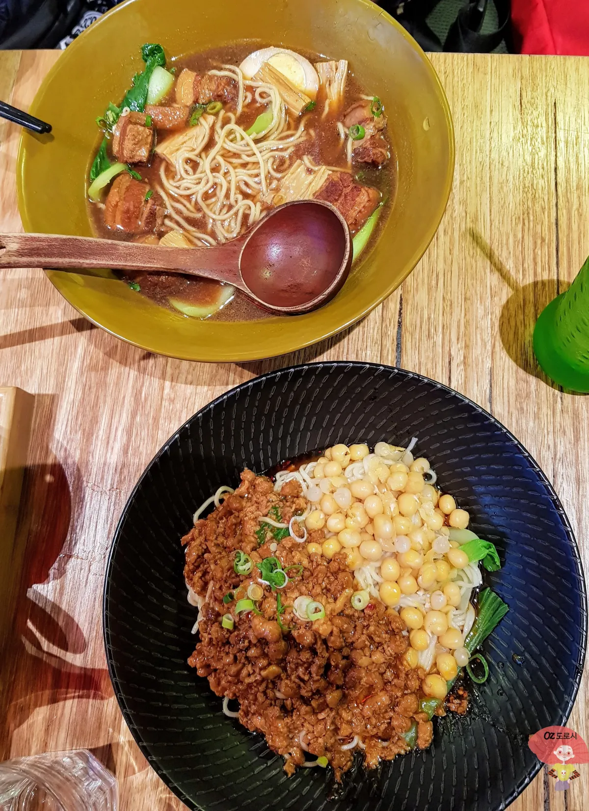 호주-시드니-호텔앞-음식점에서-먹는-저녁-면요리