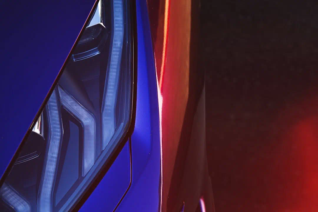 파란색 자동차의 앞헤드라이트 모습