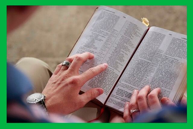 성경-읽고있는-손