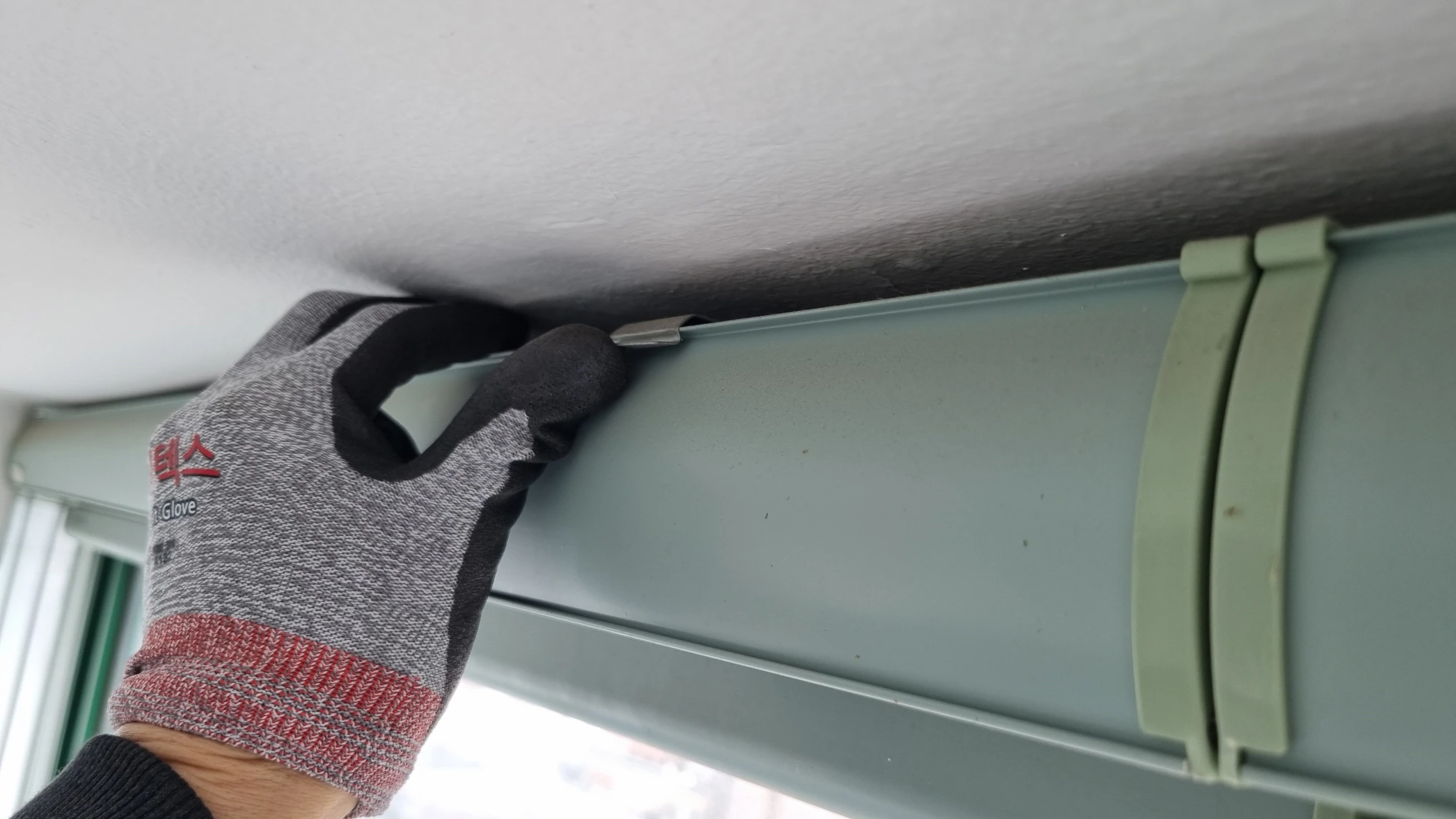 블라인드 레일 고정 장치