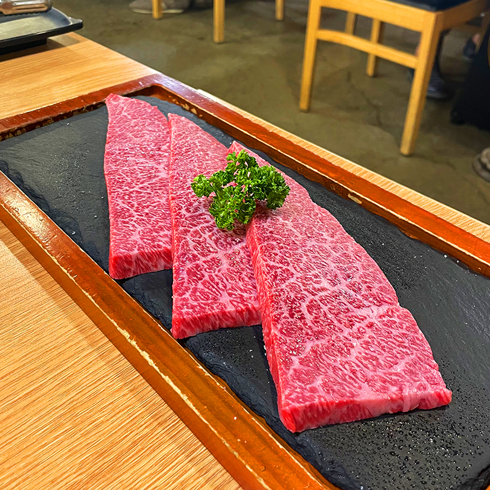 중앙에-살치살-생고기가-세-덩이가-놓여-있습니다.(1)