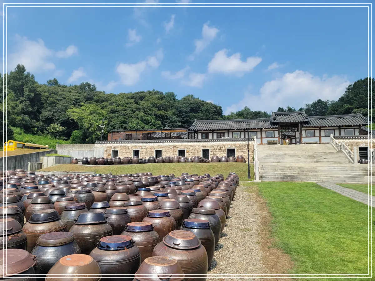 연천-세라비-한옥카페-장독대-좌측-정면