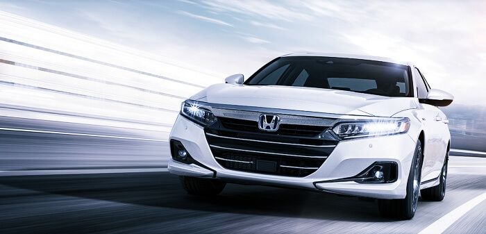 도로를-주행하는-흰색-어코드-차량