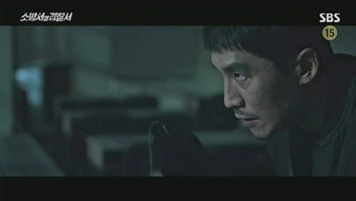 리모컨을 들고 폭발을 준비중인 범인