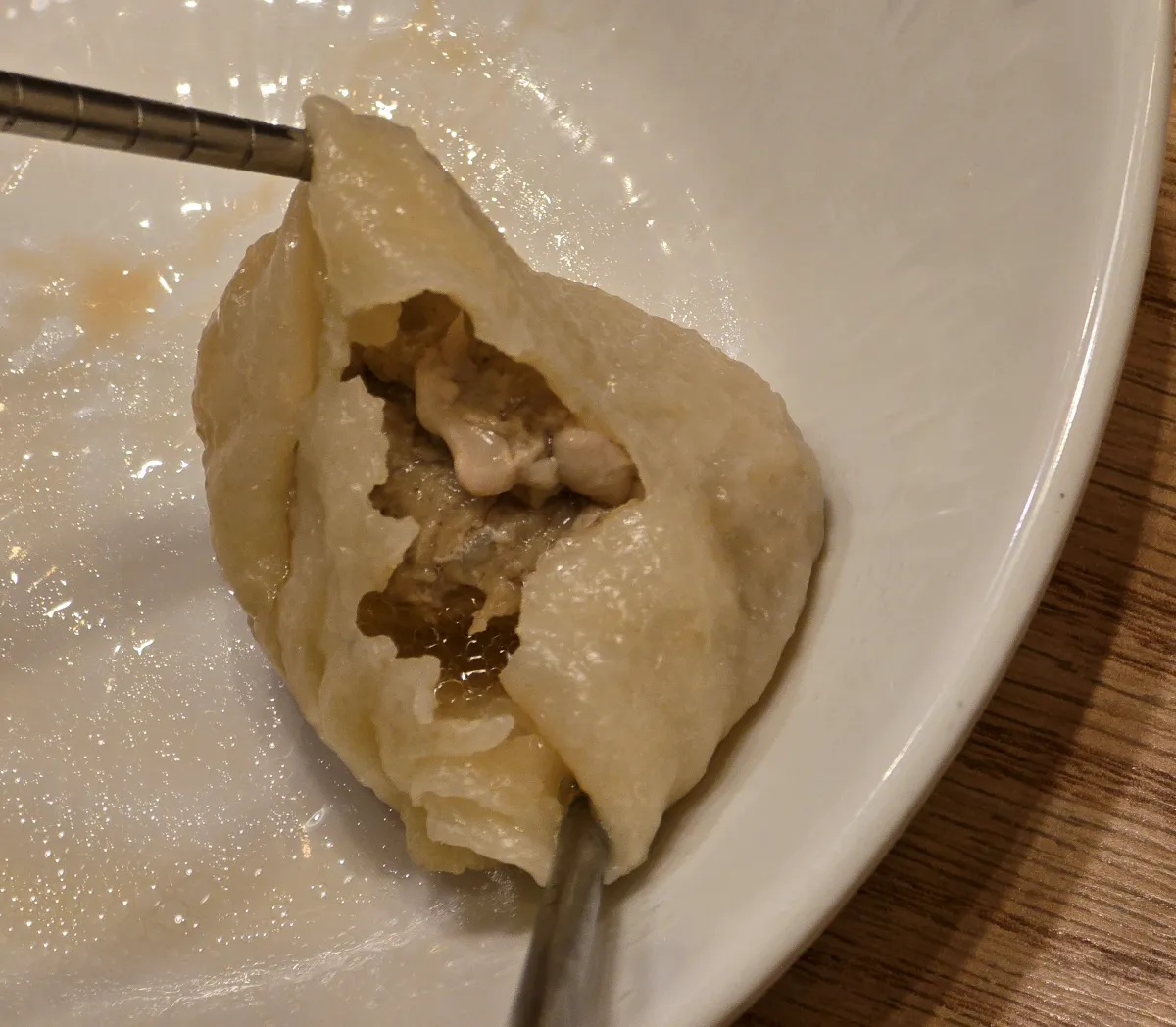 젓가락으로 갈라서 육즙이 흘러나오는 소룡포