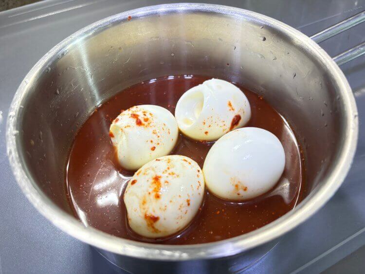 계란과 떡볶이소스를 냄비에 넣은 사진