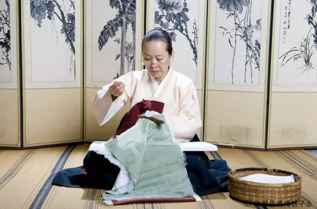 충격! 김정숙 옷, 구두 등 카드 아닌 "비서관이 전액 현금 지불"