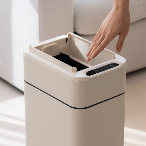 거실 바닥에 놓인 깔끔한 다룸 자동 센서 쓰레기통