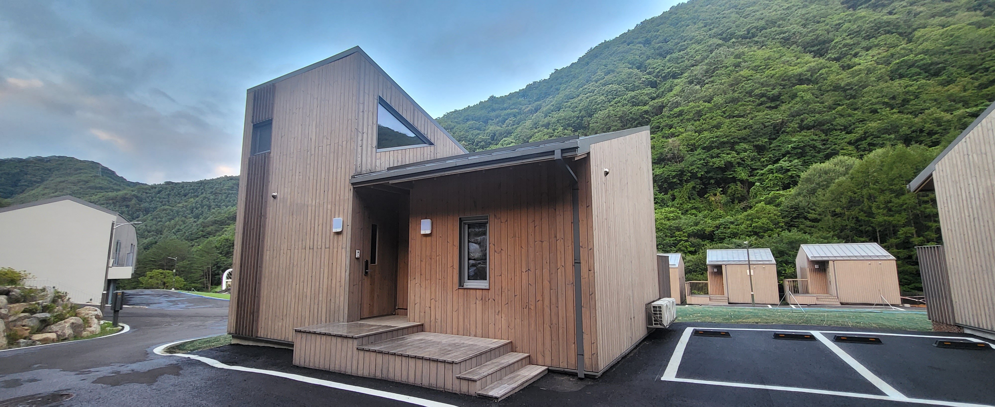 변 자연과 조화를 이루며 프라이빗한 휴식이 가능하도록 단독동으로 설계된 인제 갯골자연휴양림 숲속의 집 건물 외관