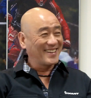 지금은 은퇴한 자이언트 전 CEO 안토니오 로. 인터뷰를 하며 환하게 웃고 있다.